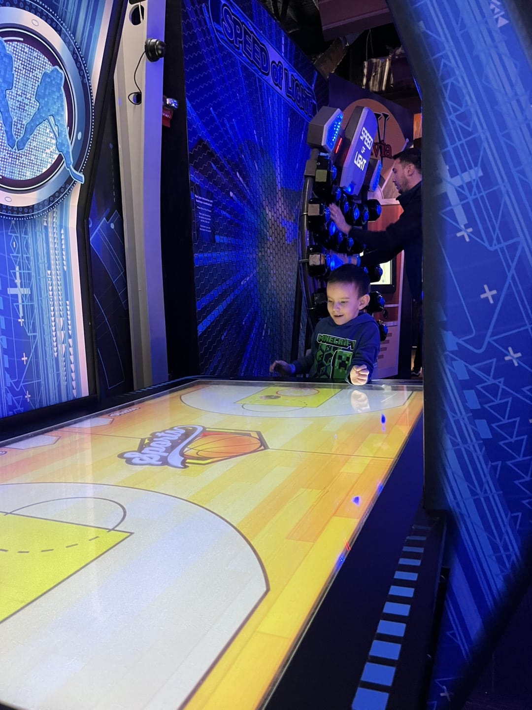 мальчик играет в игры