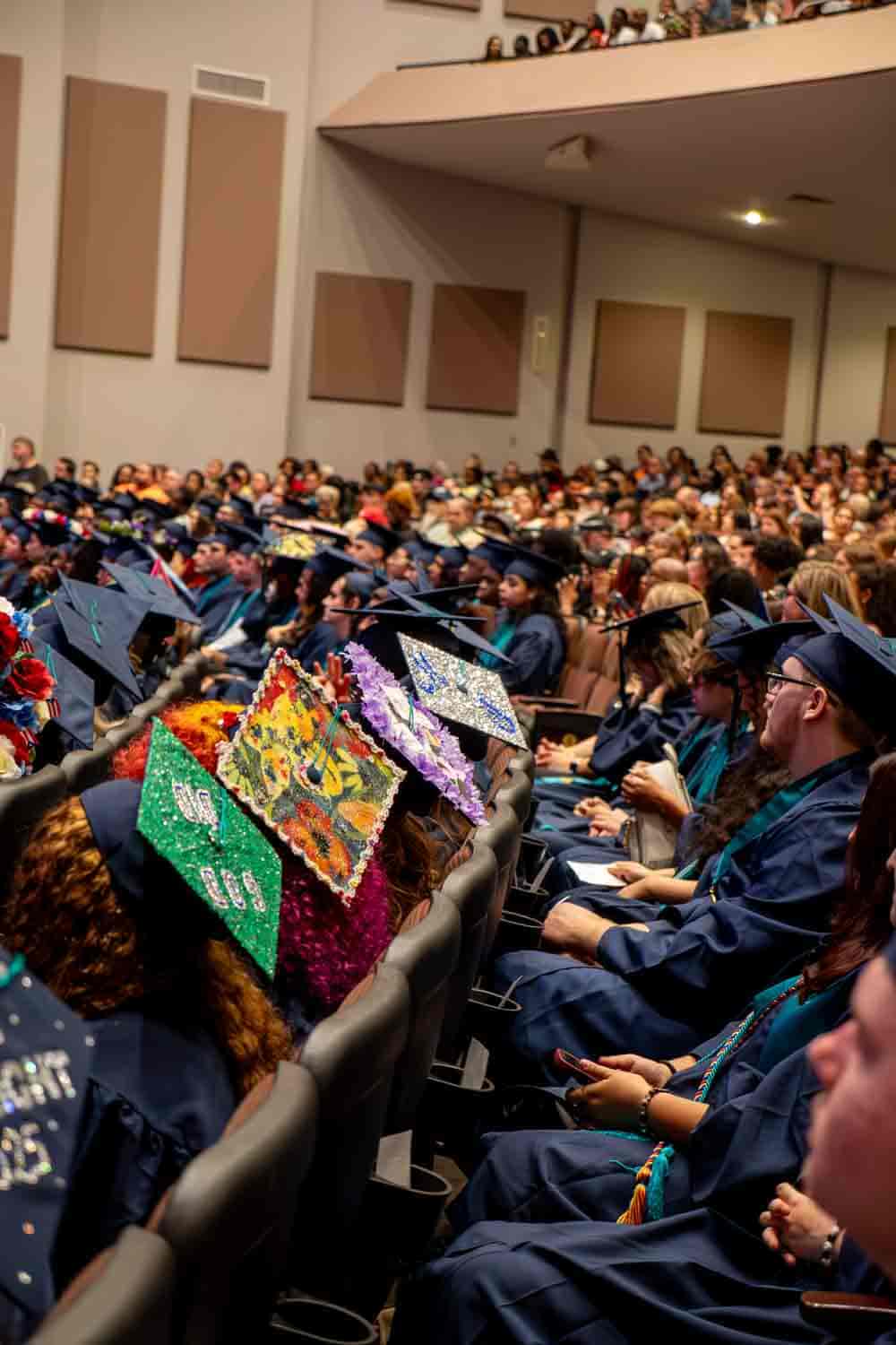 украшенная шляпа выпускника