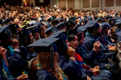 студенты на выпускном