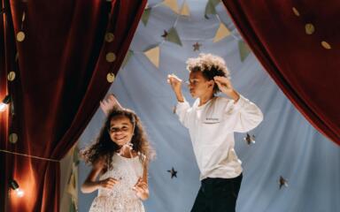 Студенты танцуют