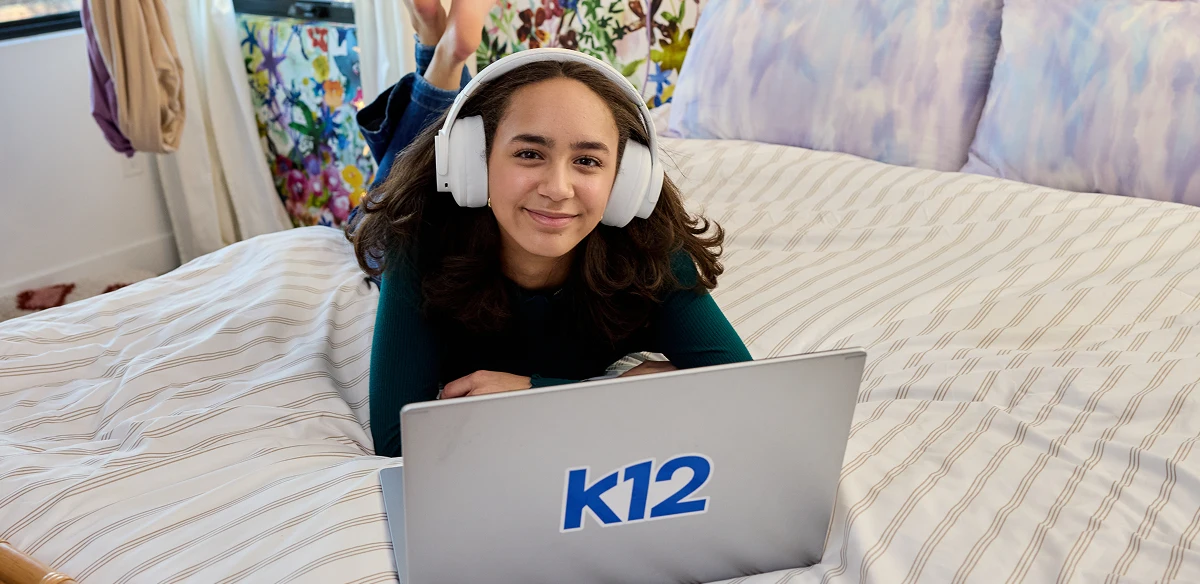 девушка улыбается и использует наушники