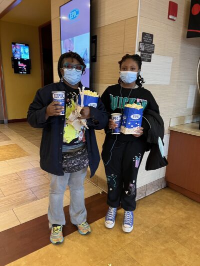 Женщина в кино с поп-корном