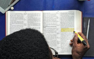 Студент читает Библию